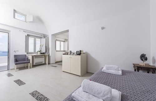 Oia Hotel | Top-Rated Ambition Suites with Spa and Restaurant Access