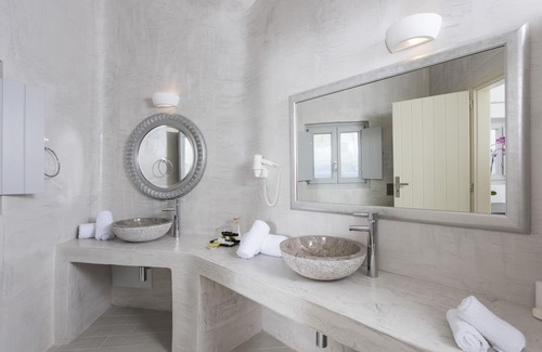 Oia Hotel | Top-Rated Ambition Suites with Spa and Restaurant Access