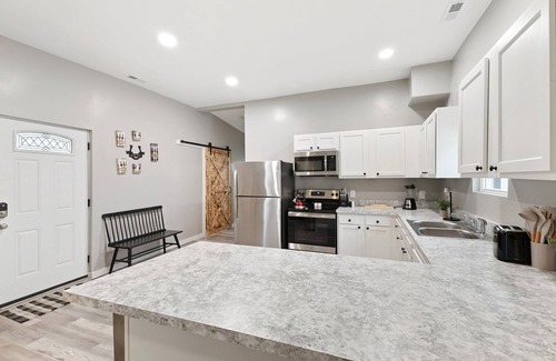 New Albany House | New Amble Hotel: Pet-Friendly with Downtown Access!