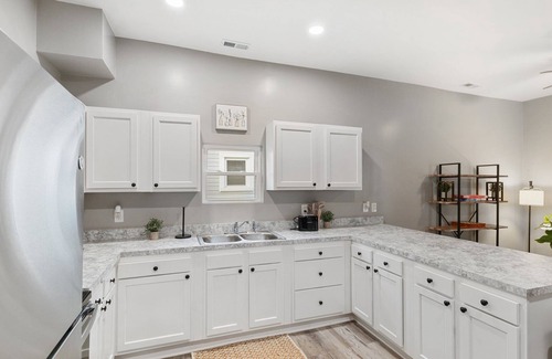 New Albany House | New Amble Hotel: Pet-Friendly with Downtown Access!