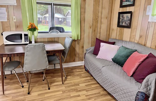 Bobcaygeon House | Pet-Friendly 2-Bedroom Cottage in Ambleside Awaits You
