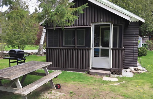 Bobcaygeon House | Pet-Friendly 2-Bedroom Cottage in Ambleside Awaits You