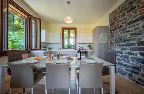 Menaggio House | Relaxing Ambra Holiday Villa with Jacuzzi & Spa Amenities