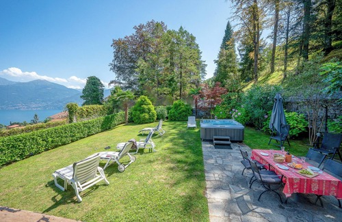 Menaggio House | Relaxing Ambra Holiday Villa with Jacuzzi & Spa Amenities