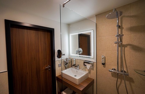 Linz Hotel | Explore Amedia Linz: 4-Star Comfort with Family-Friendly Amenities