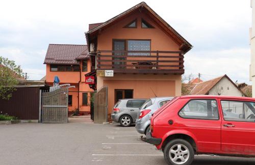 Fagaras House | Amelia House: Pet-Friendly Retreat with Hot Tub & Breakfast