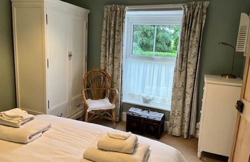 Beaumaris House | Relaxing Amelie Cottage: Pet-Friendly with Ocean Views