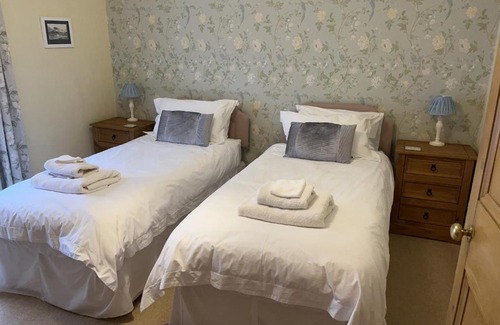 Beaumaris House | Relaxing Amelie Cottage: Pet-Friendly with Ocean Views