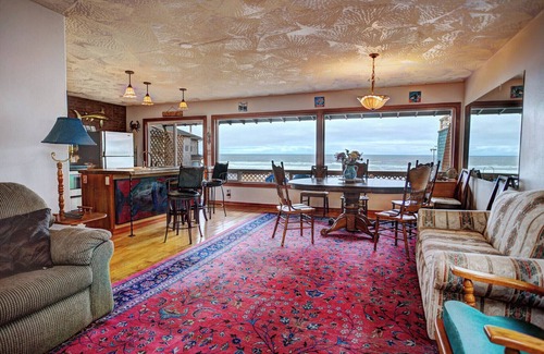 Newport House | Oceanfront Historic Nye Beach Home - Guest Rated 9.8/10