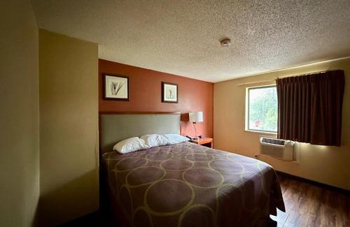 Alexander City Hotel | Budget-Friendly American Inn in Alexander City with Kitchen