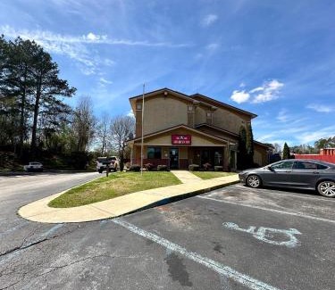 Alexander City Hotel | Budget-Friendly American Inn in Alexander City with Kitchen