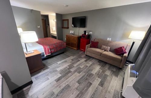 Ionia Hotel | Pet-Friendly American Inn and Suites Ionia with Pool Access