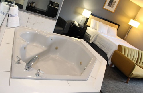 Ionia Hotel | Cozy American Inn and Suites Ionia with Pool & Breakfast