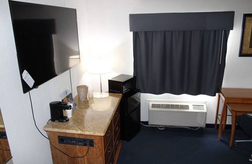 Ionia Hotel | Cozy American Inn and Suites Ionia with Pool & Breakfast