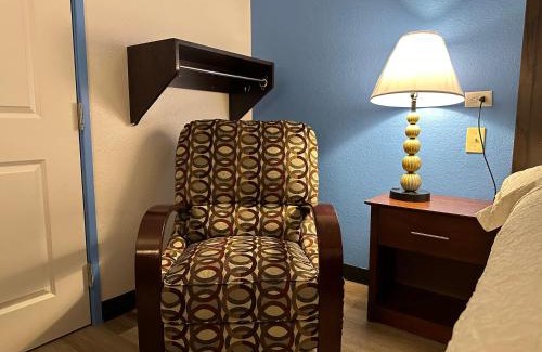 Flint Hotel | Pet-Friendly Red Roof Inn Flint Near Bishop Airport