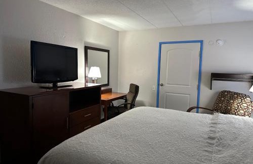 Flint Hotel | Pet-Friendly Red Roof Inn Flint Near Bishop Airport