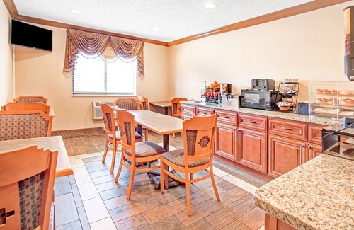 Romulus Hotel | American Inn Suites Detroit Metro Airport