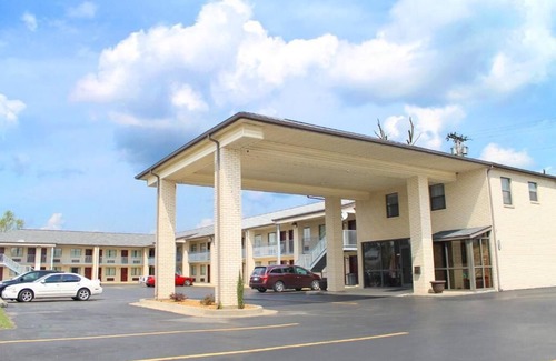 Paducah Hotel | Budget-Friendly American Inn with Free Breakfast & Kitchen