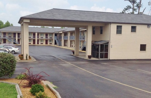 Paducah Hotel | Budget-Friendly American Inn with Free Breakfast & Kitchen