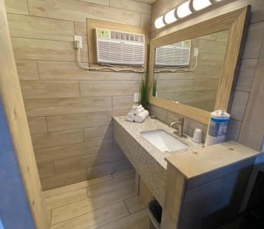 Northwest Pensacola Hotel | Cozy American Inn: Pet & Child Friendly Retreat