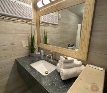 Northwest Pensacola Hotel | Cozy American Inn: Pet & Child Friendly Retreat