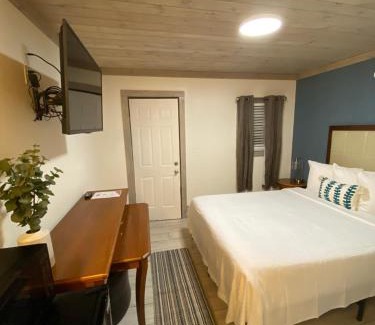 Northwest Pensacola Hotel | Cozy American Inn: Pet & Child Friendly Retreat