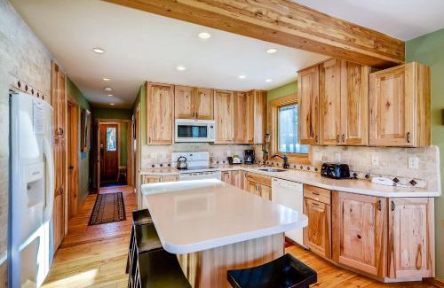 Breckenridge House | Elegant American Way Chalet with Hot Tub & Family-Friendly Vibe