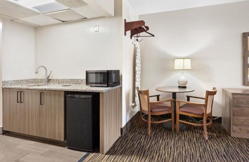 Ocean City Hotel | Oceanfront Americana Motor Inn on the Boardwalk Awaits