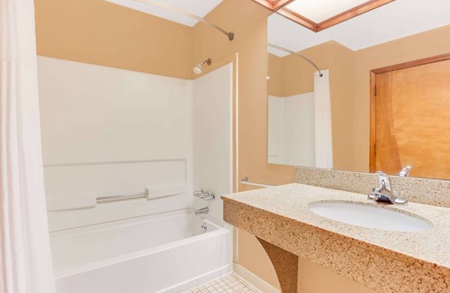 Aiken Hotel | Comfortable Days Inn by Wyndham in Downtown Aiken