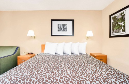 Aiken Hotel | Comfortable Days Inn by Wyndham in Downtown Aiken