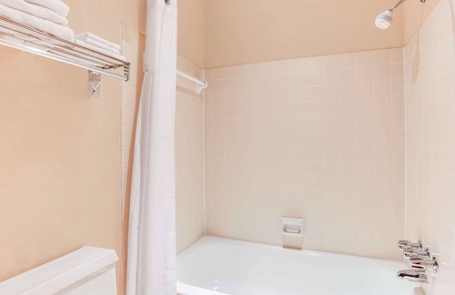 Aiken Hotel | Comfortable Days Inn by Wyndham in Downtown Aiken