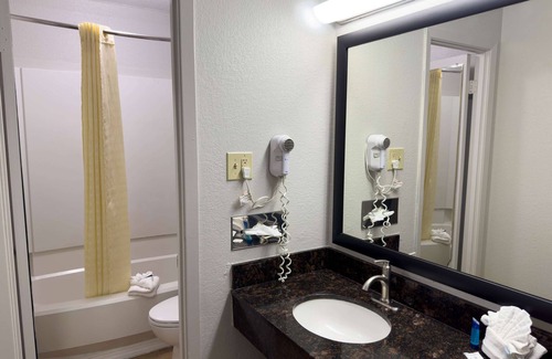North Loop Hotel | Convenient Stay at Americas Best Value Inn Austin University