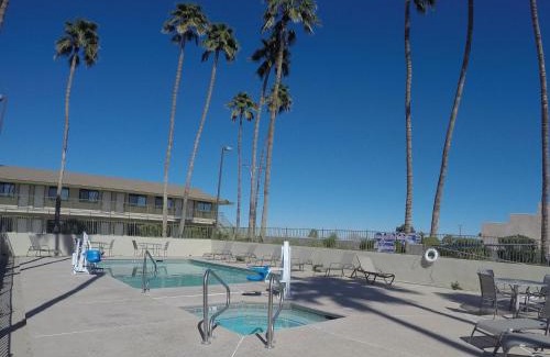 Blythe Hotel | Discover Americas Best Value Inn Blythe: Pet-Friendly Stay