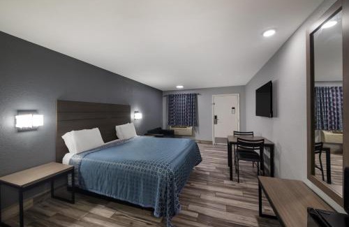 Buda Hotel | Discover Americas Best Value Inn Buda with Pool & Ocean View