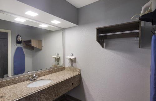 Buda Hotel | Discover Americas Best Value Inn Buda with Pool & Ocean View