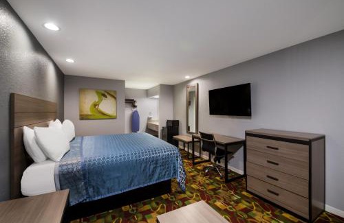 Buda Hotel | Discover Americas Best Value Inn Buda with Pool & Ocean View