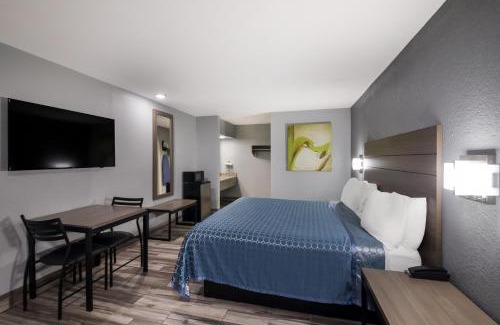 Buda Hotel | Discover Americas Best Value Inn Buda with Pool & Ocean View