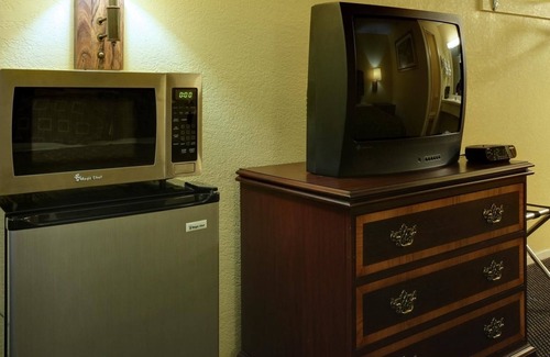 Comanche Hotel | Budget-Friendly Stay at Americas Best Value Inn Comanche