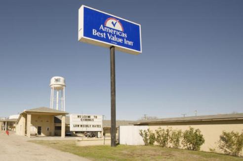Giddings Hotel | Pet-Friendly Getaway at Americas Best Value Inn Giddings