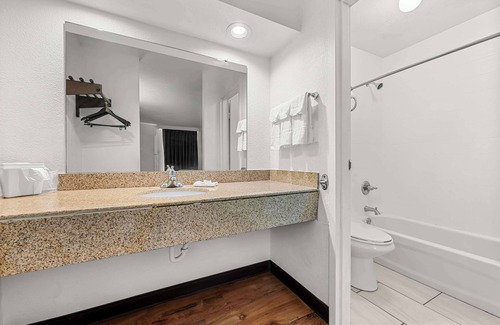 Hamilton Hotel | Discover Americas Best Value Inn Hamilton with Pool & Dining