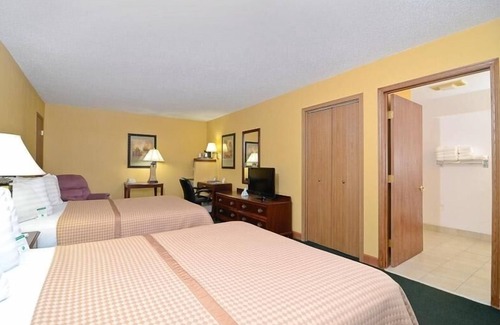 Iola Hotel | Discover Comfort at Americas Best Value Inn Iola