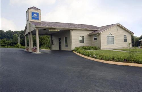 Loudon Hotel | Cozy America's Best Value Inn - Loudon with Hot Tub & Pets