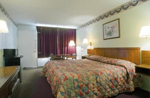 Loudon Hotel | Cozy America's Best Value Inn - Loudon with Hot Tub & Pets