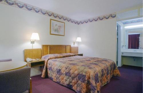 Loudon Hotel | Cozy America's Best Value Inn - Loudon with Hot Tub & Pets