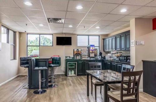 Opelika Hotel | Budget-Friendly Econo Lodge Opelika with Family Amenities
