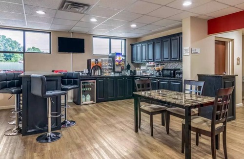 Opelika Hotel | Budget-Friendly Econo Lodge Opelika with Family Amenities