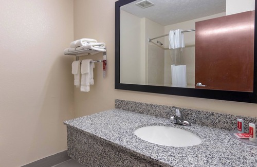 Opelika Hotel | Budget-Friendly Econo Lodge Opelika with Family Amenities