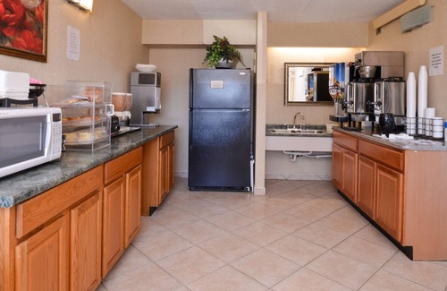 Moon Township Hotel | Convenient Stay at Americas Best Value Inn Pittsburgh Airport