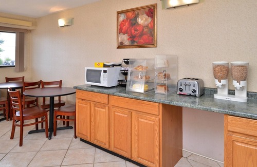 Moon Township Hotel | Convenient Stay at Americas Best Value Inn Pittsburgh Airport