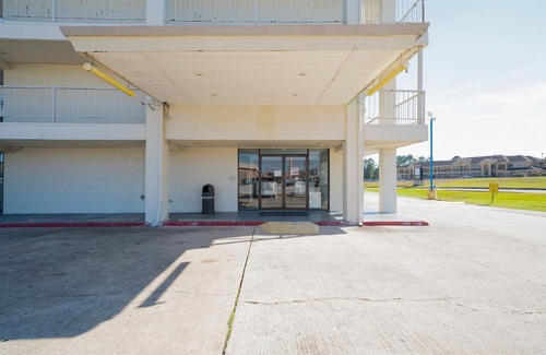 Humble Hotel | Convenient Stay at OYO Hotel Houston near IAH Airport